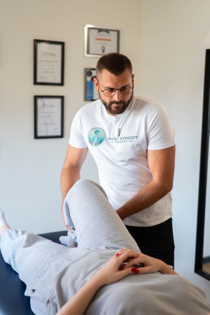 Fizioterapeut Bruno Macut tijekom terapije boli i pokreta
