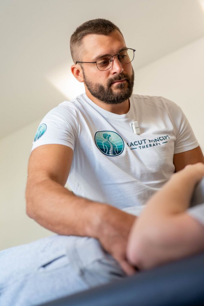 Fizioterapeut Bruno Macut tijekom manualnog tretmana